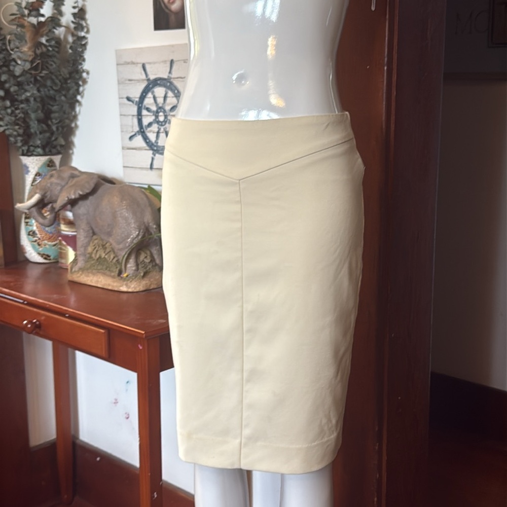 Cream coloured pencil skirt size O, by Le Chateau